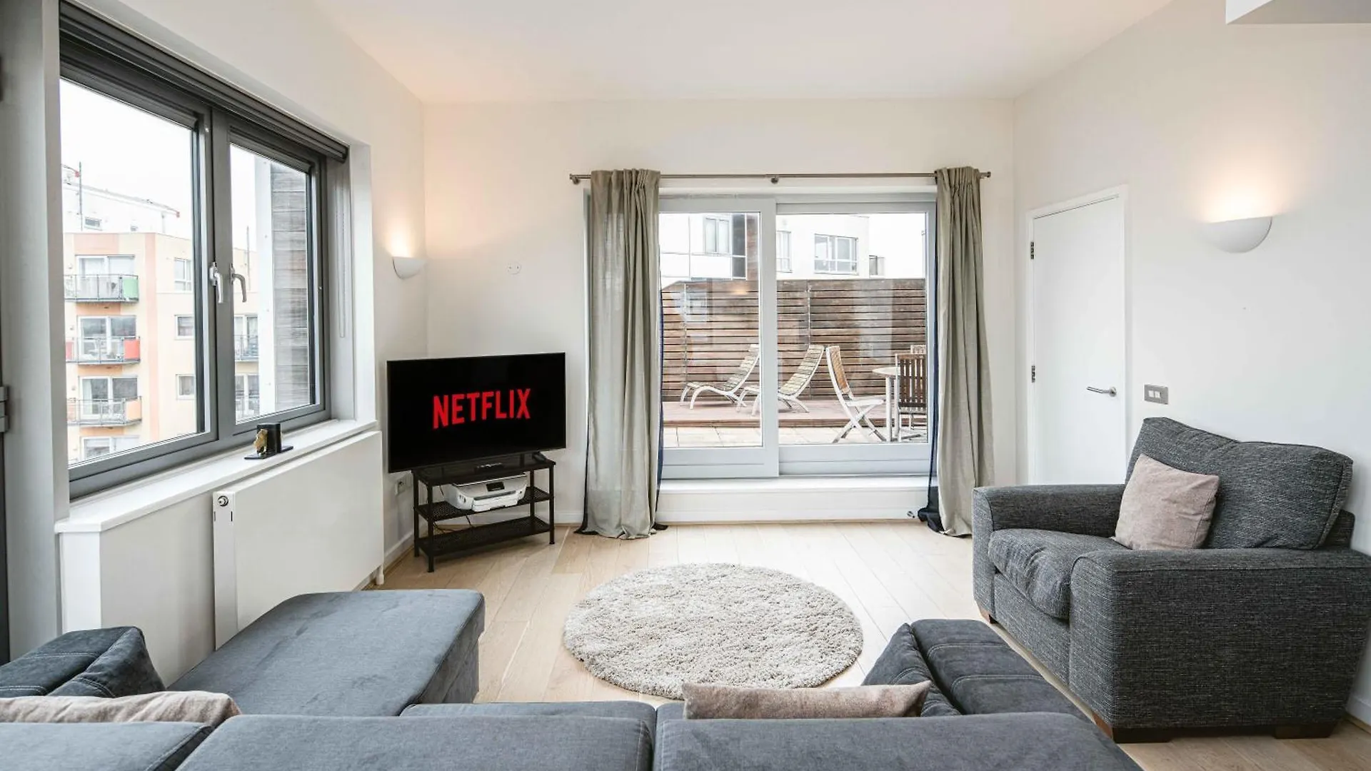 Beautiful Penthouse Apartment With Private Terrace In Greenwich Peninsula London
