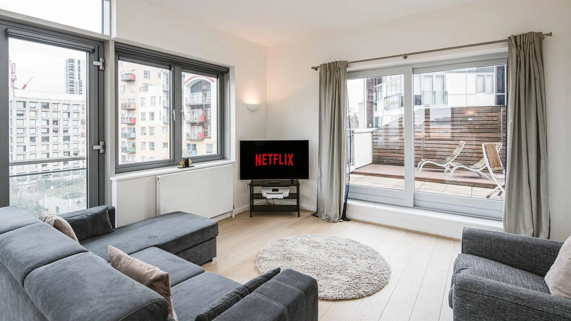 Beautiful Penthouse Apartment With Private Terrace In Greenwich Peninsula London