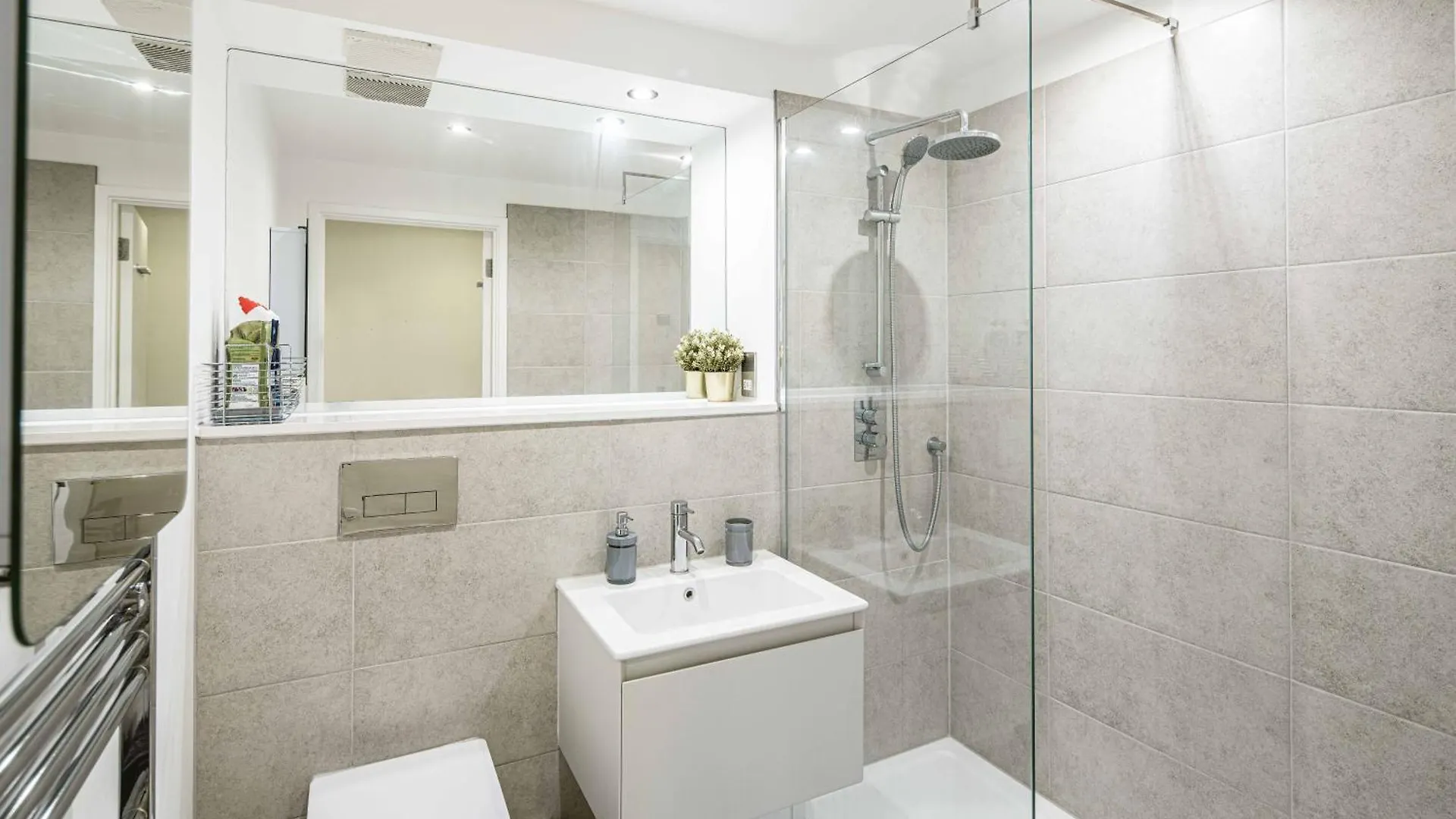 Beautiful Penthouse Apartment With Private Terrace In Greenwich Peninsula London