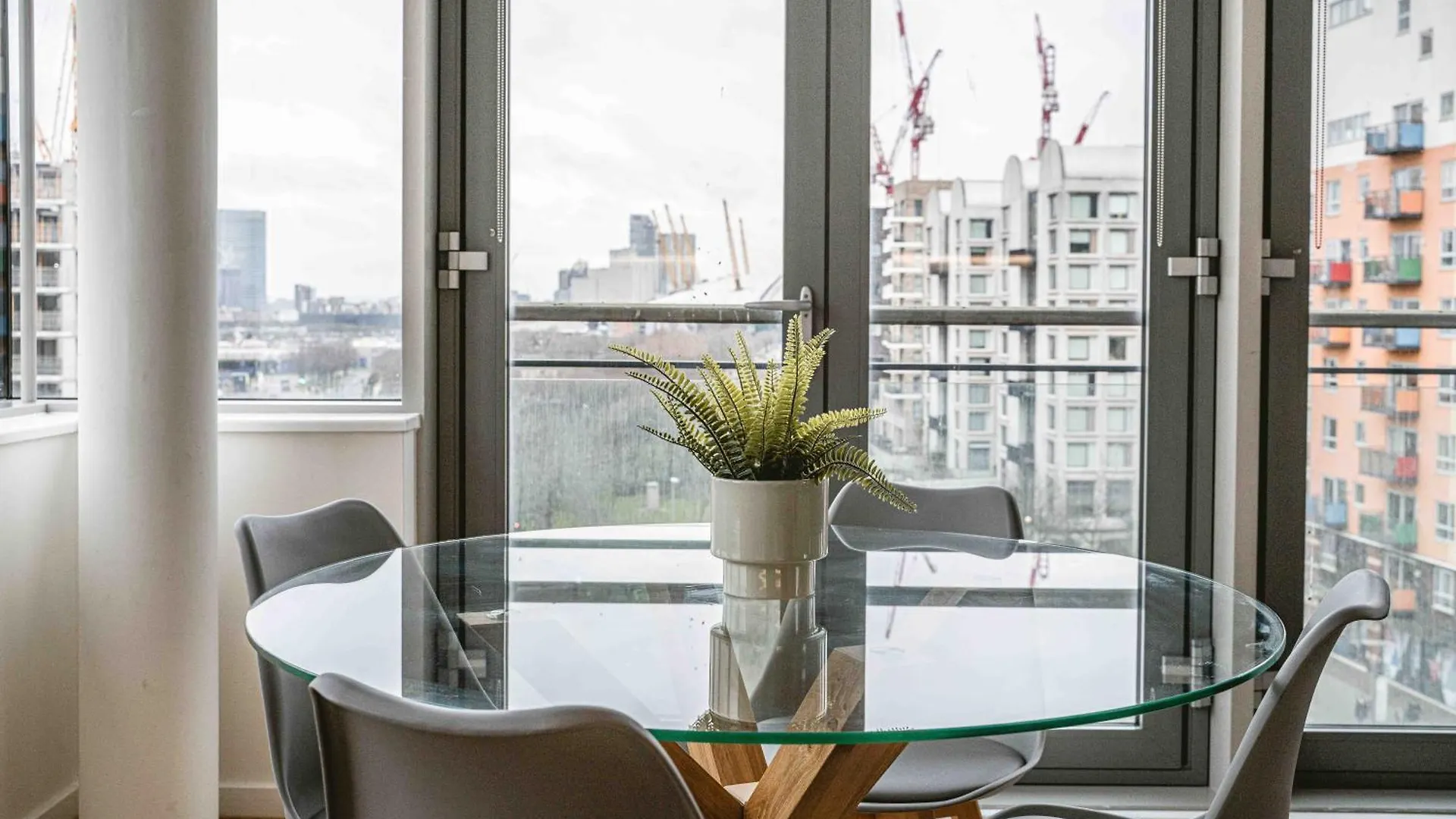 Beautiful Penthouse Apartment With Private Terrace In Greenwich Peninsula London