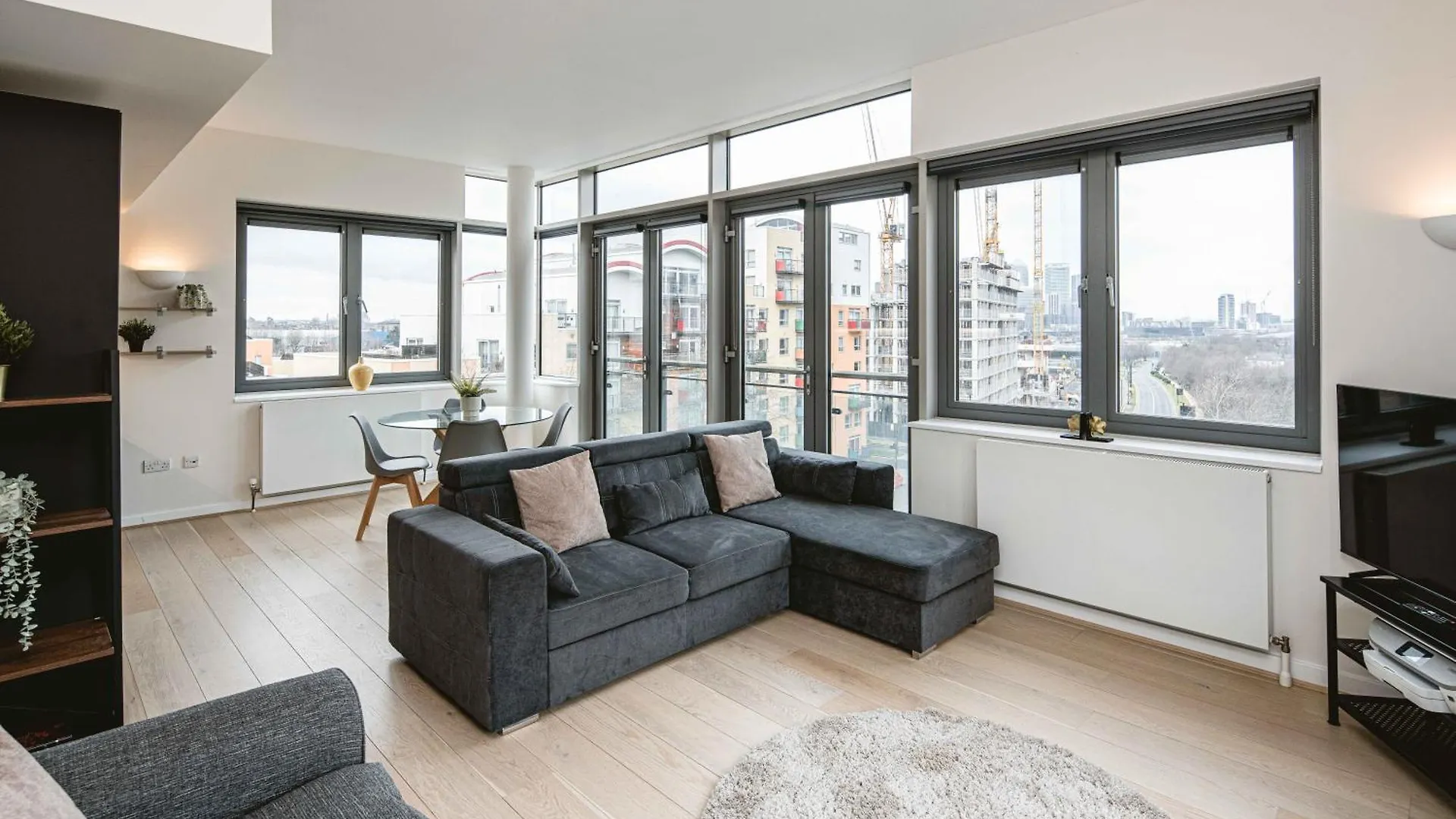 Beautiful Penthouse Apartment With Private Terrace In Greenwich Peninsula London