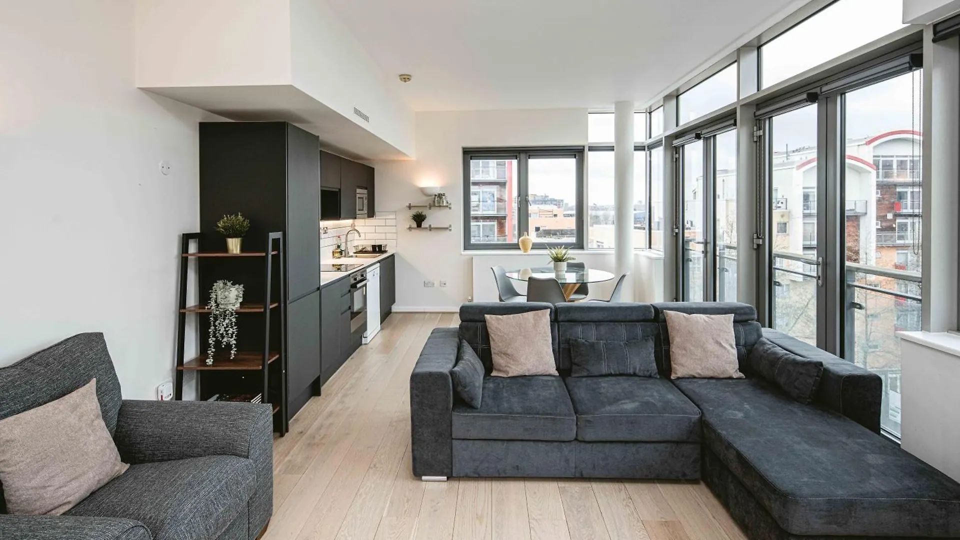 Beautiful Penthouse Apartment With Private Terrace In Greenwich Peninsula London