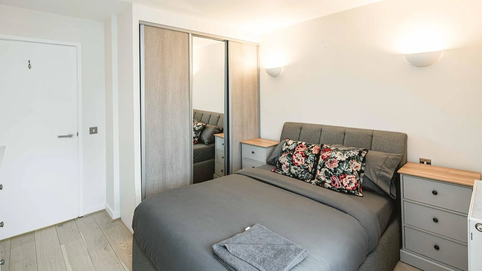 Beautiful Penthouse Apartment With Private Terrace In Greenwich Peninsula London 0*,